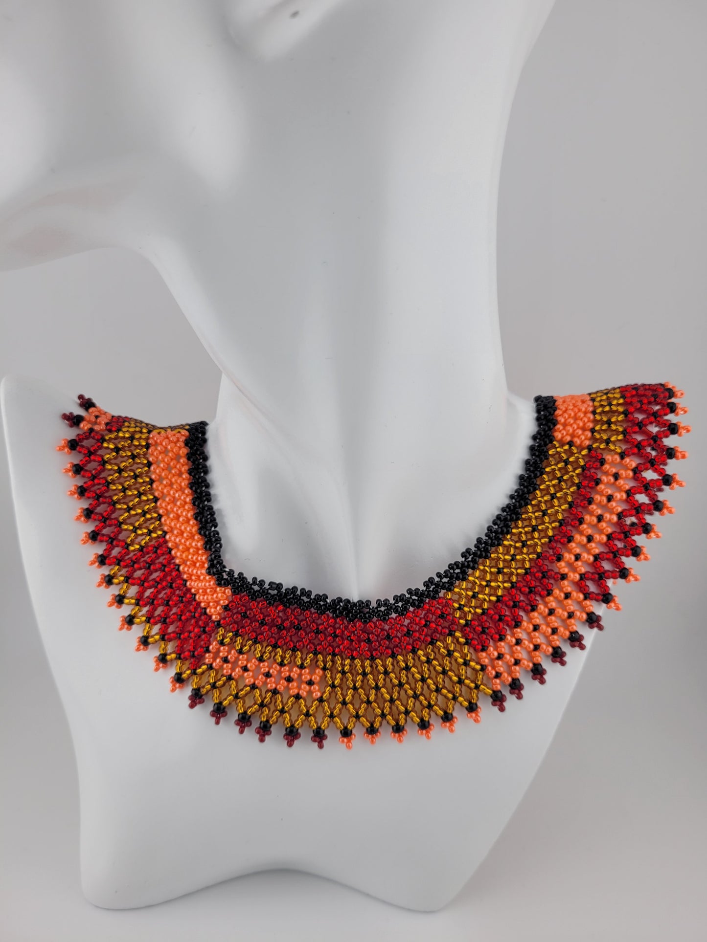 Collier modern massaï rouge Bangalore