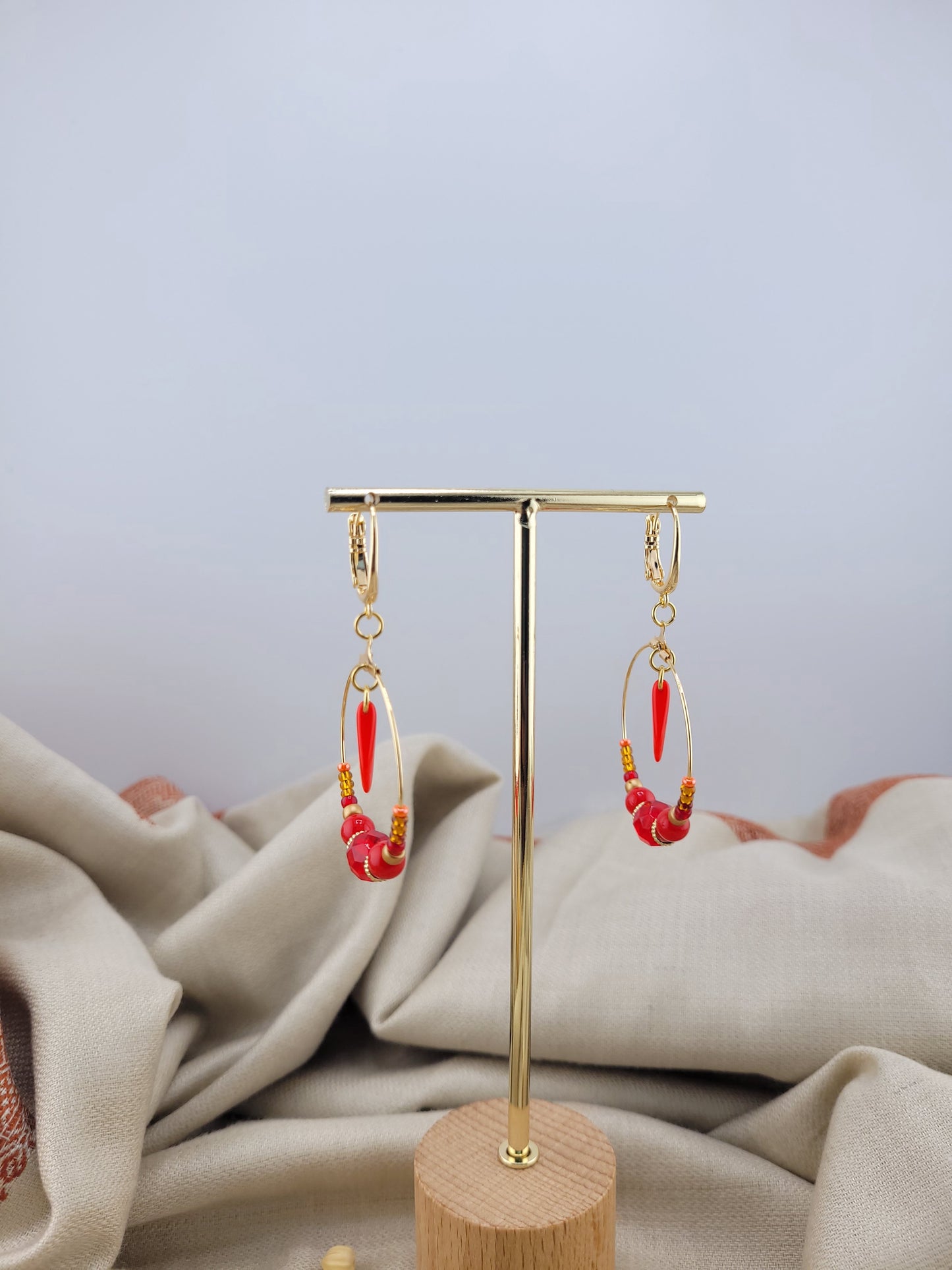 Boucles d'oreilles créoles en perles rouges Bijapur