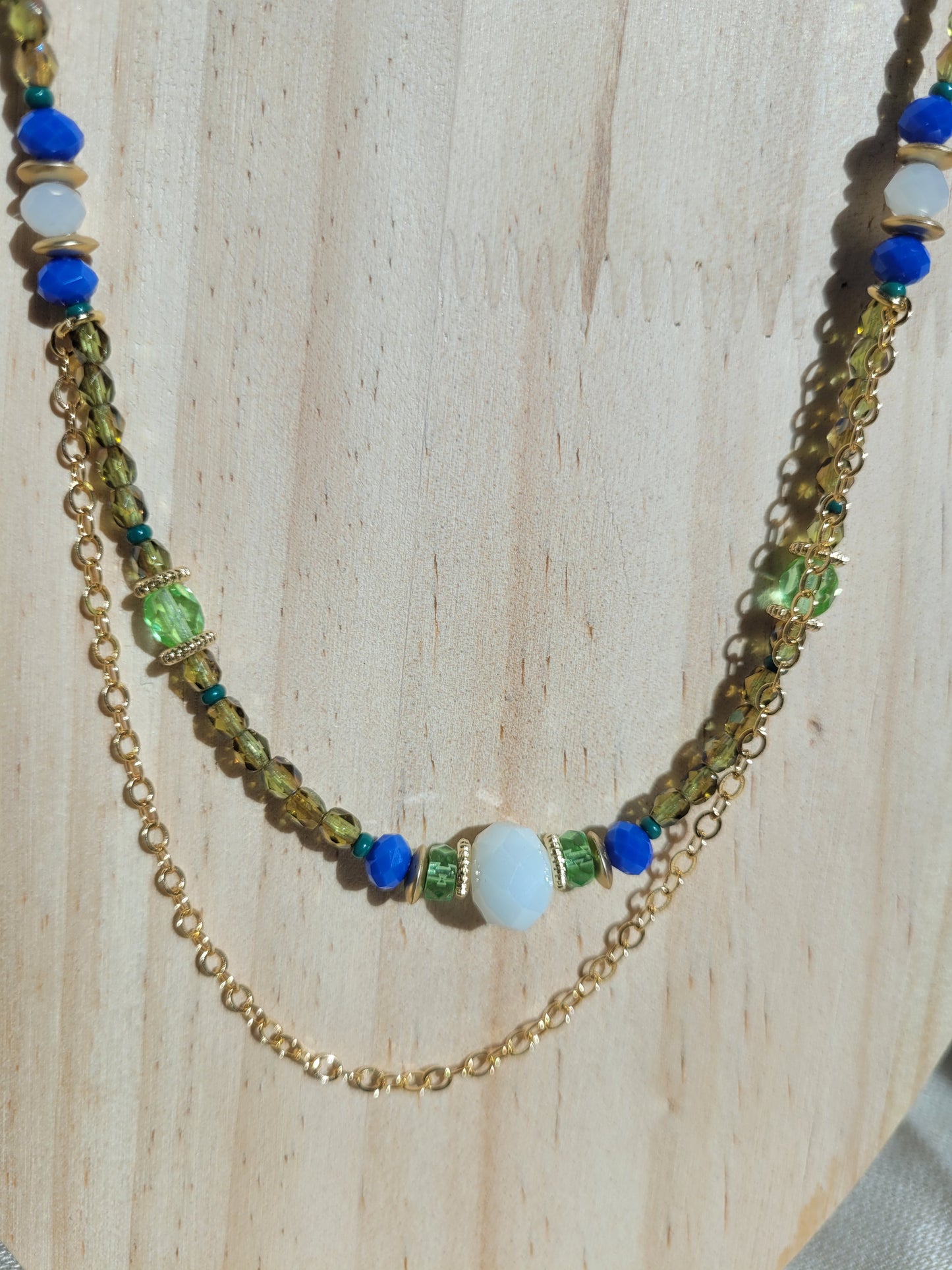 Collier multi rang en perles bleu et vert Mandurai