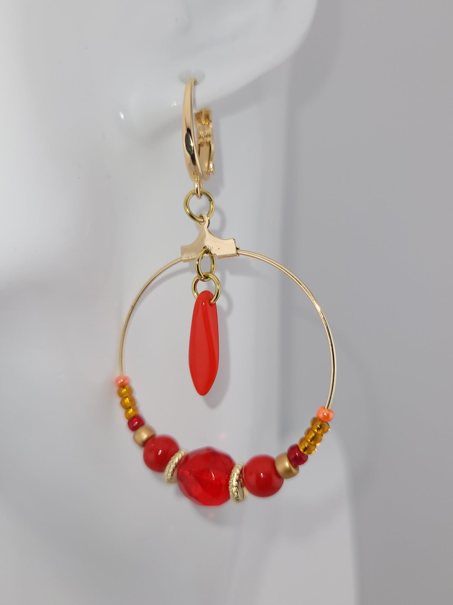 Boucles d'oreilles créoles en perles rouges Bijapur