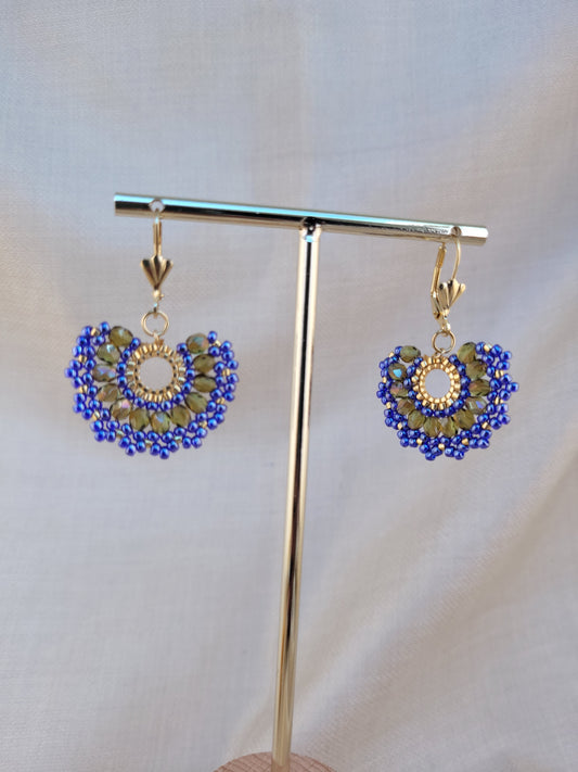 Boucle d'oreille type demi créole en perles bleu et vert Mandurai