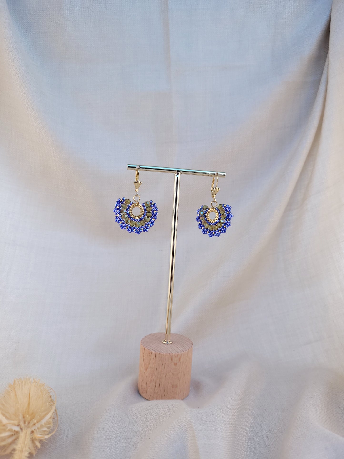 Boucle d'oreille type demi créole en perles bleu et vert Mandurai