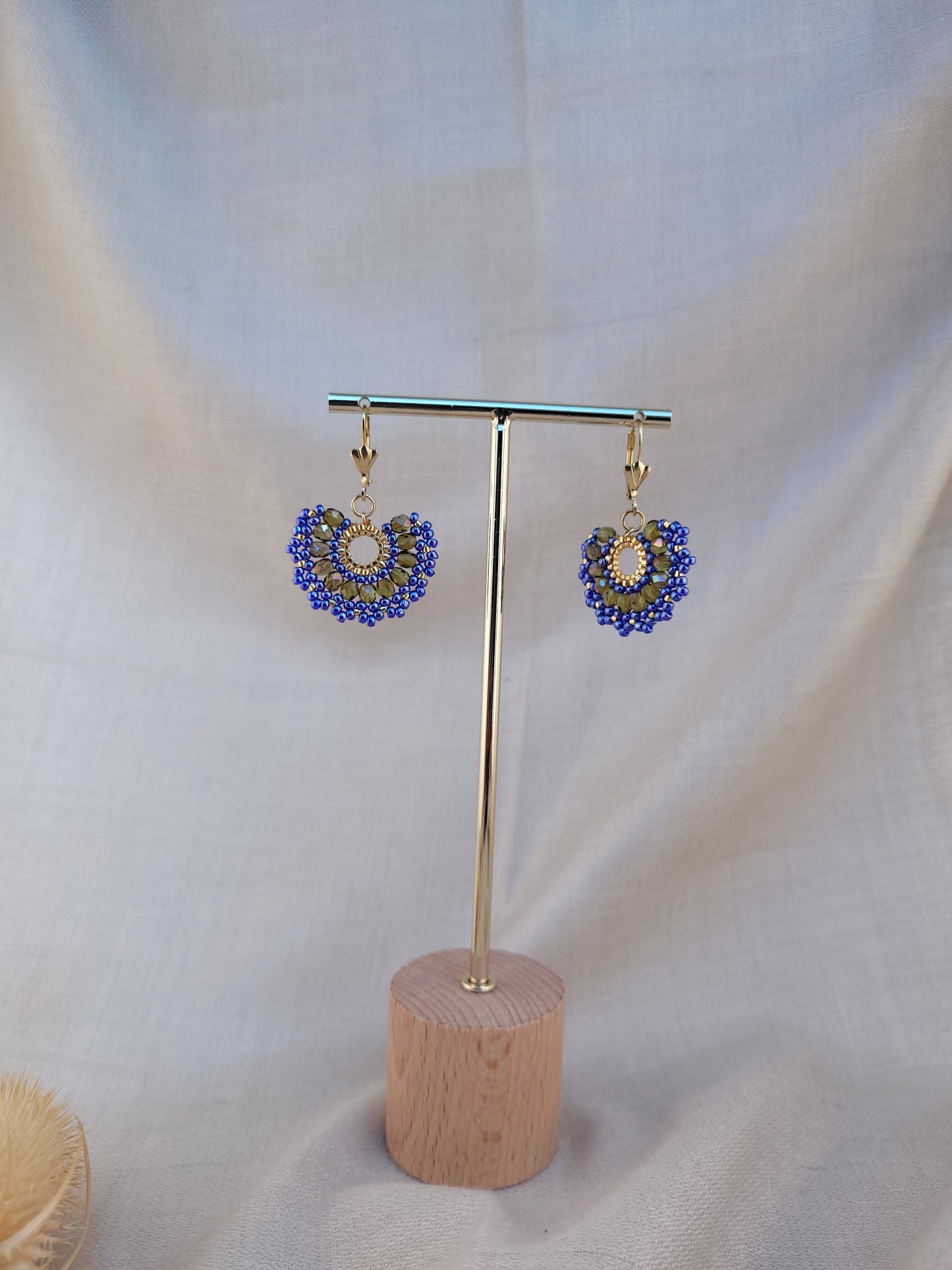 Boucle d'oreille type demi créole en perles bleu et vert Mandurai