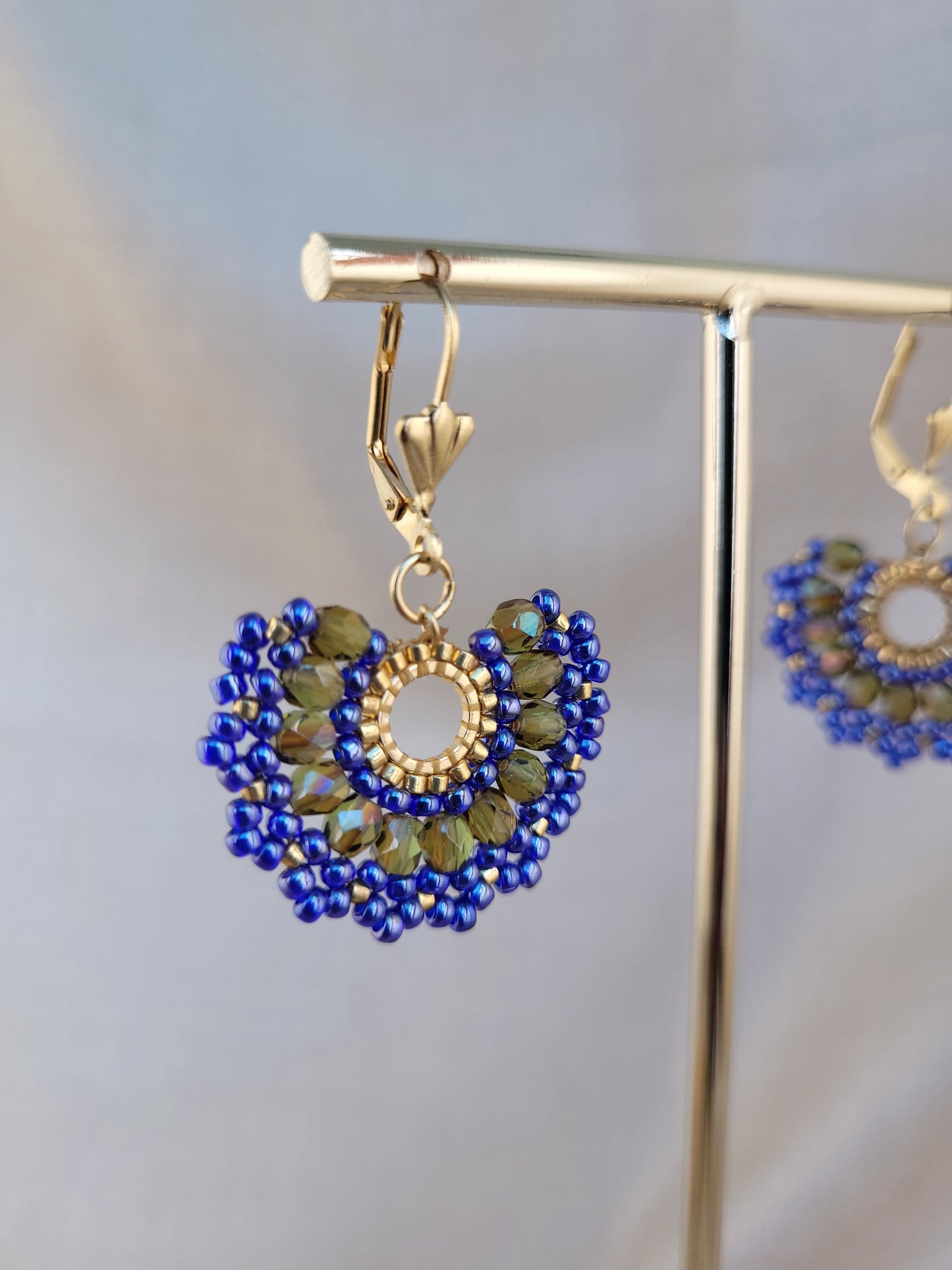 Boucle d'oreille type demi créole en perles bleu et vert Mandurai